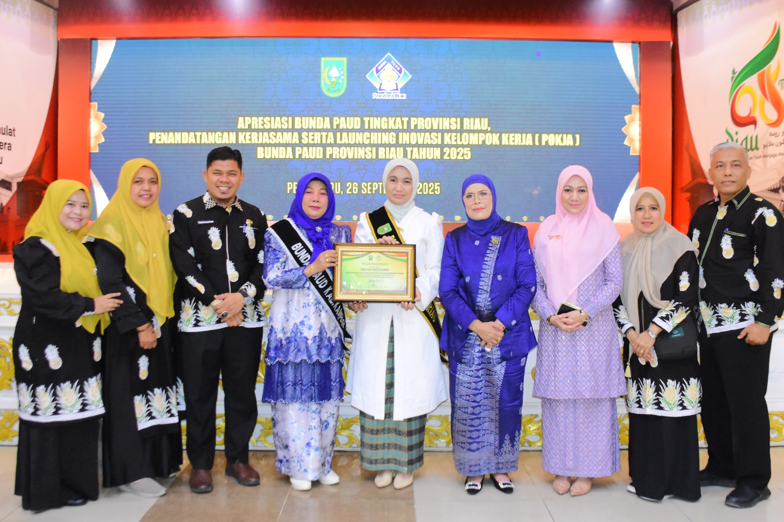 Bunda PAUD Nurheryani Terima Penghargaan Penjalin Kemitraan Terbaik se-Riau