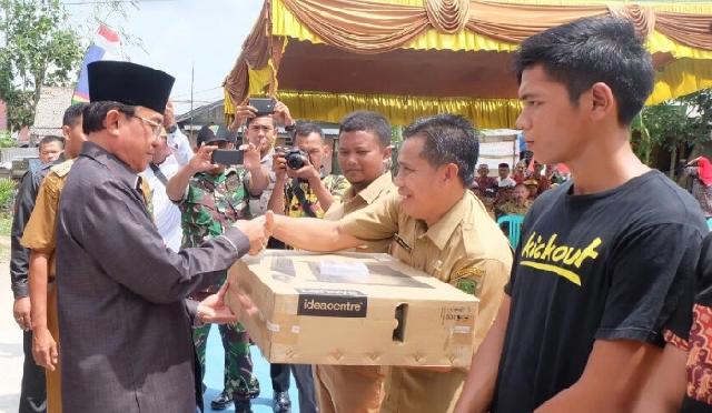 Bupati Inhil Serahkan Bantuan 1 Unit PC Diskominfops Kepada Pemerintah Kecamatan Concong