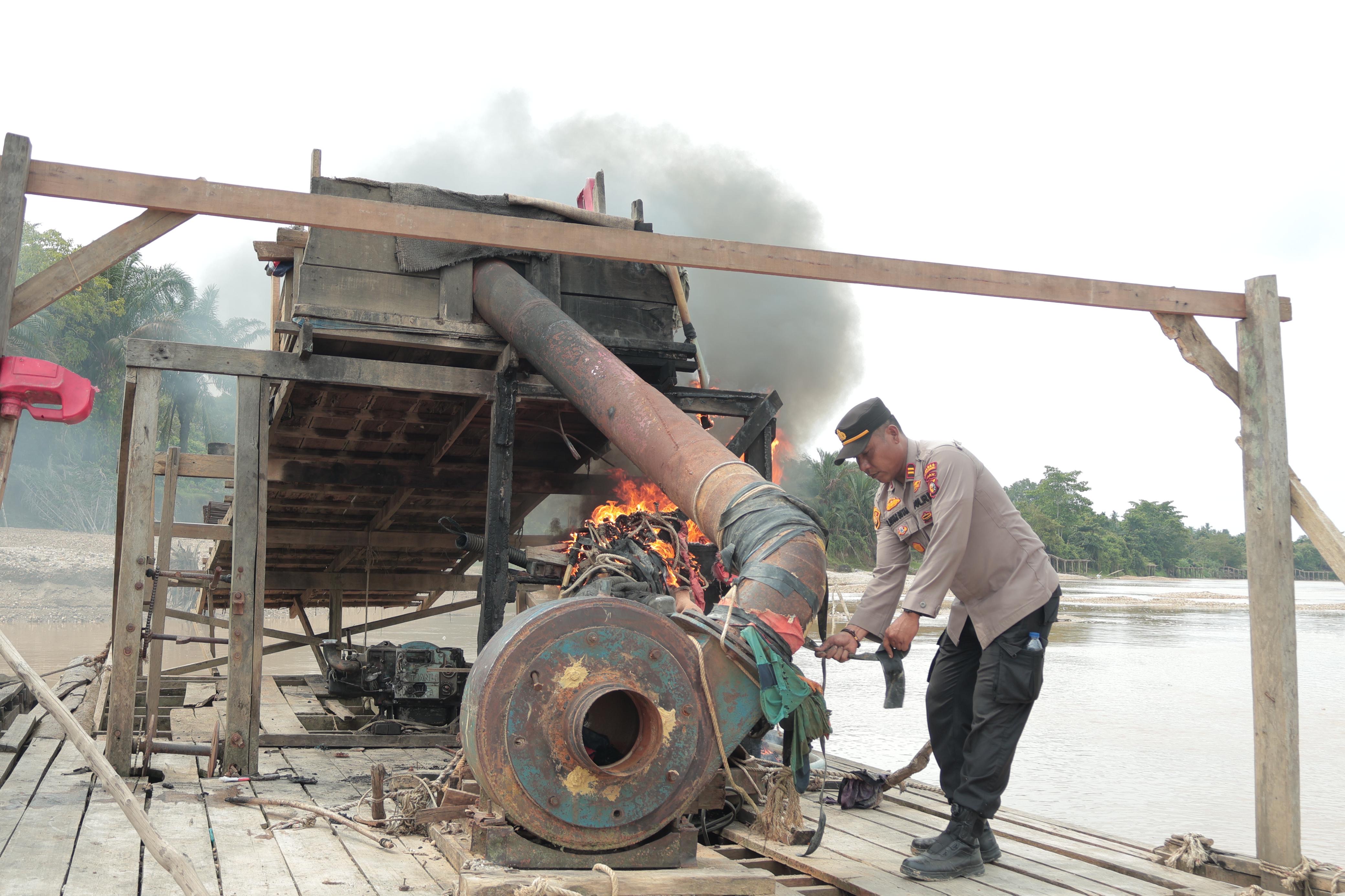 13 Rakit Tambang Emas Ilegal di Kuansing Dibakar