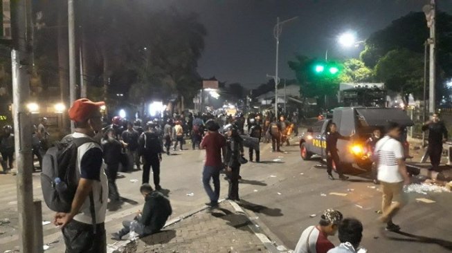 Massa Bentrok dengan Aparat, Polisi Rampas HP dan Angkut Pekerja Kantoran