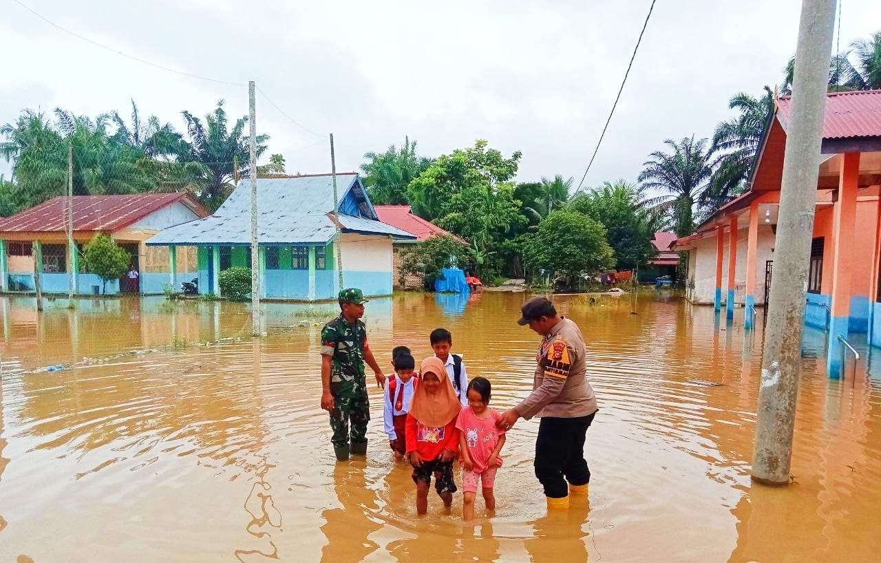 Siswa di Bonai Arungi Banjir untuk Sampai ke Sekolah