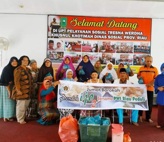 Sahabat Pondok Ijo2 dan PWI Riau Peduli Bagikan 100 Paket Makan Siang