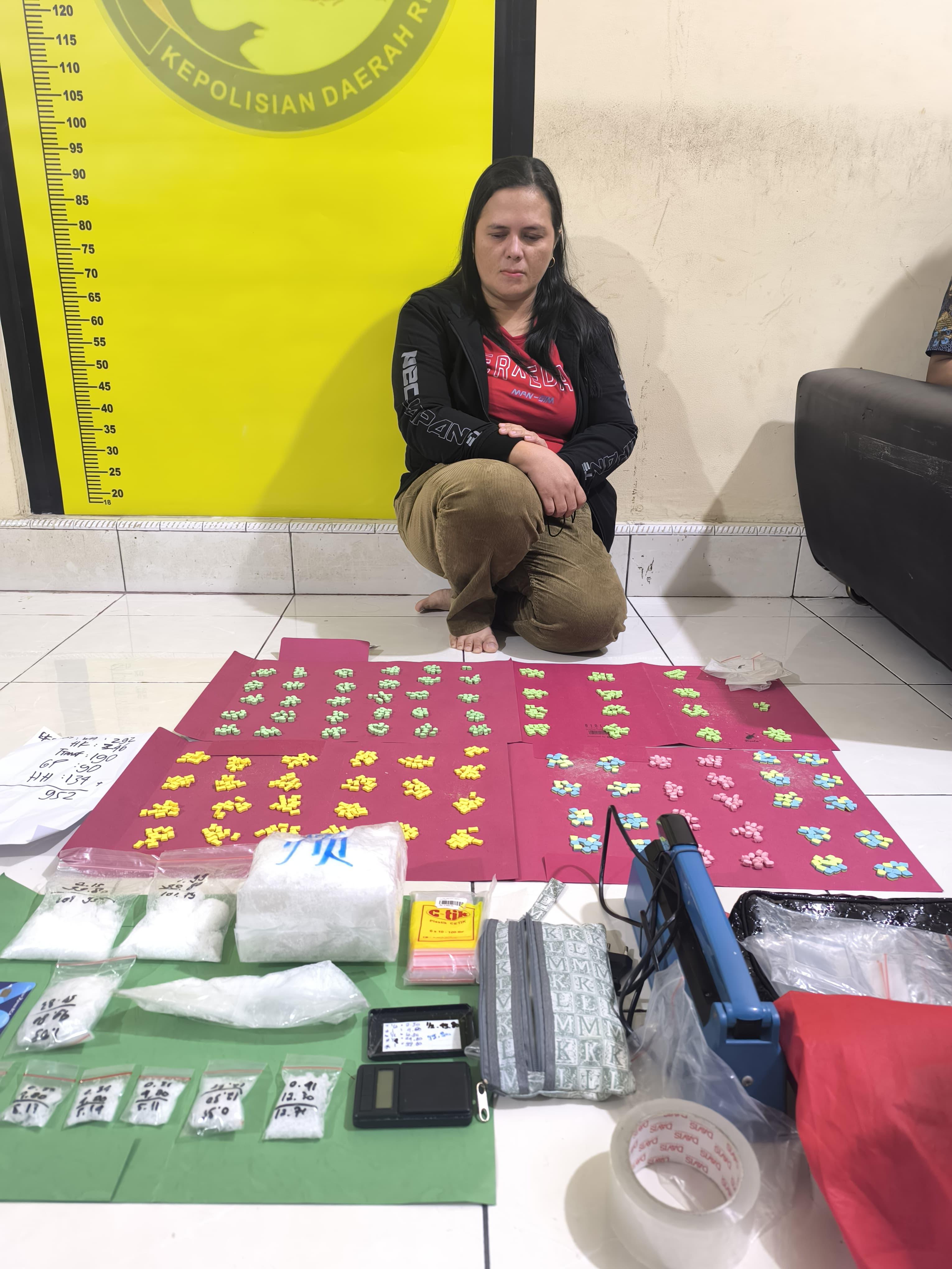 Tiga Kurir 1,3 Kg Sabu dan Ratusan Pil Ekstasi Diringkus, Satu Pelaku Perempuan