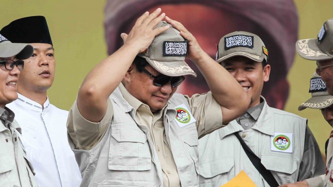 Prabowo Pakai Topi Tauhid, Lagu Indonesia Raya Berkumandang