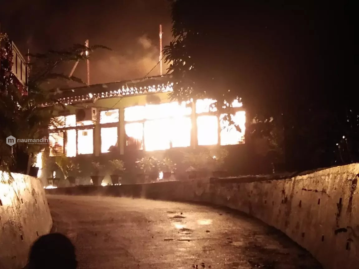 BREAKING NEWS: SMPN 07 Pekanbaru Terbakar, Bangunan dan Seluruh Isinya Ludes