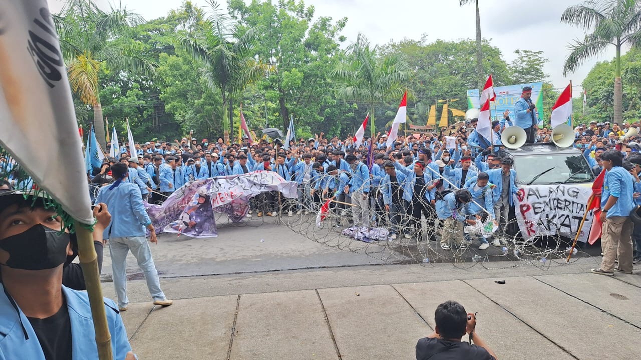 Massa Geruduk Kantor DPRD Riau: Sampaikan Sejumlah Tuntutan