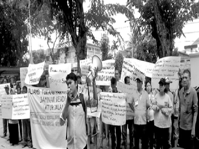 Puluhan Petugas Parkir Berunjuk Rasa