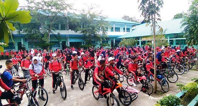 Guru dan Pelajar SMPN 1 Bantan ke Sekolah Gunakan Sepeda