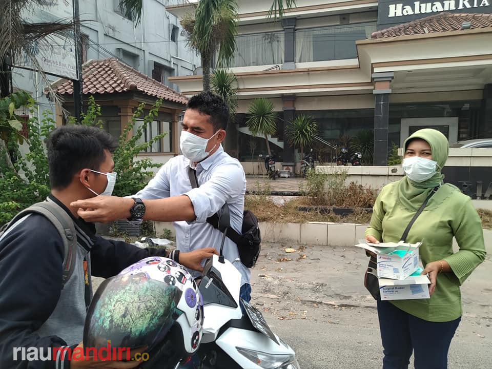 Haluan Riau Bagikan Ribuan Masker kepada Masyarakat dan Pengendara