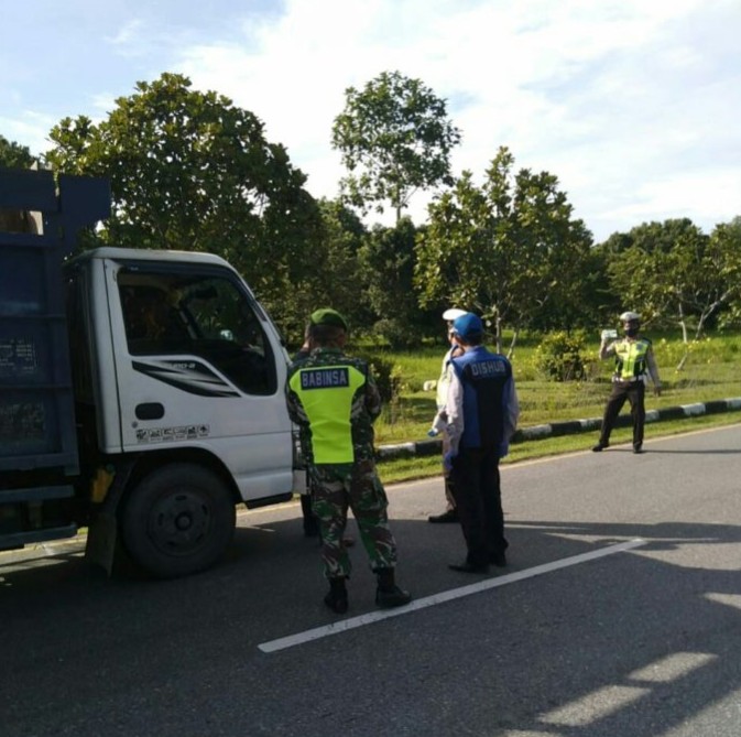 Di Pos Pantau Kerinci Kanan, Petugas Gabungan Cek Pengendara yang Masuk ke Siak