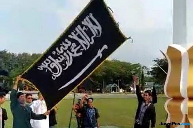 Polisi: Tak Ada Penurunan Bendera Merah Putih Saat Pengibaran Bendera HTI di Poso