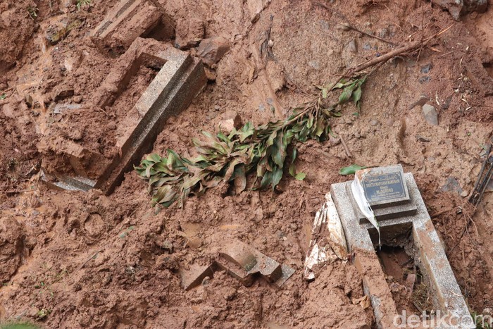 Pemandangan 'Horor' Terekam saat Banjir Terjang TPU Cikutra Bandung
