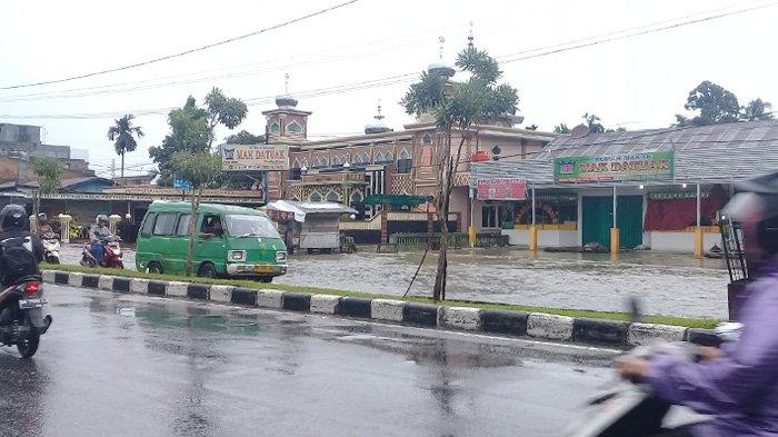 Sejumlah Lokasi di Jalan Soebrantas Pekanbaru Masih Terendam Banjir Hingga Rabu Pagi