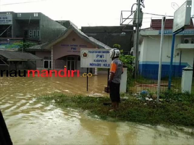 Ratusan Bangunan dan Jalan di Rengat Barat Terendam Banjir