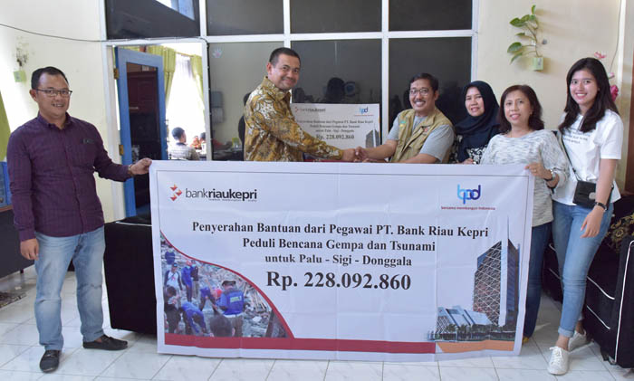 Bank Riau Kepri Peduli Korban Gempa dan Tsunami Palu-Sigi-Donggala, Serahkan Bantuan Uang Tunai