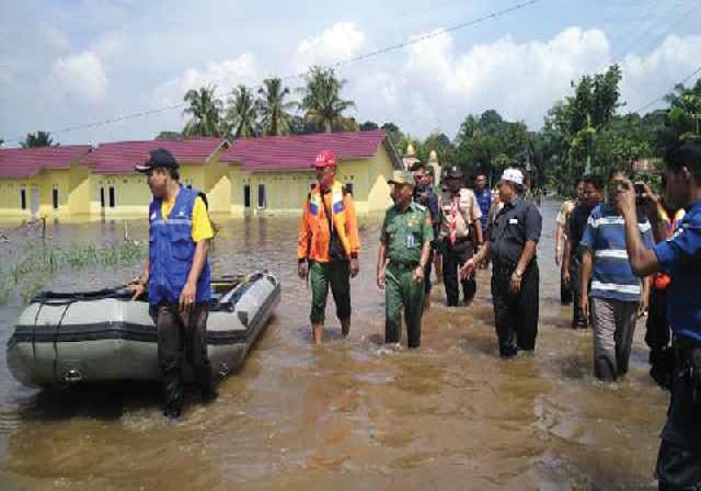Bupati Tinjau Korban Banjir di Langgam