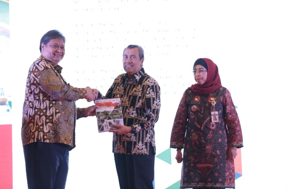 Gubri Syamsuar Wakili Gubernur se-Indonesia Terima Perpres Vokasi