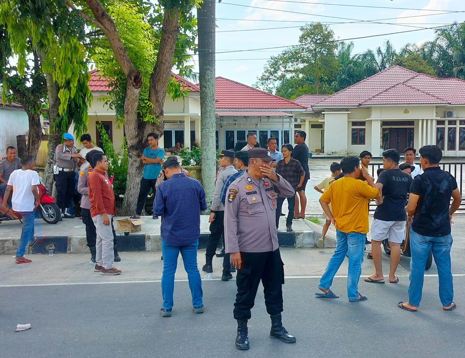 Datangi Mapolres Kampar, Warga Desa Ranah Minta Penangkapan Terduga Pelaku Asusila