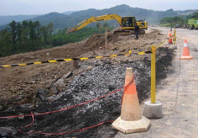 Pusat Bantu Dana Pengerukan Jalan Longsor
