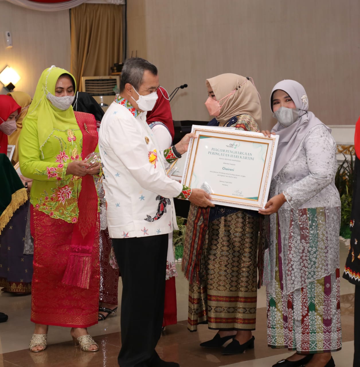 Aktif di Masyarakat, Ibu Chairani Asal Tualang Raih Penghargaan dari Istri Jokowi