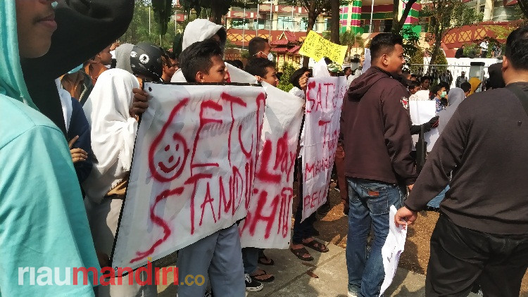 Pelajar Ikut Demo Bersama Mahasiswa di DPRD Riau