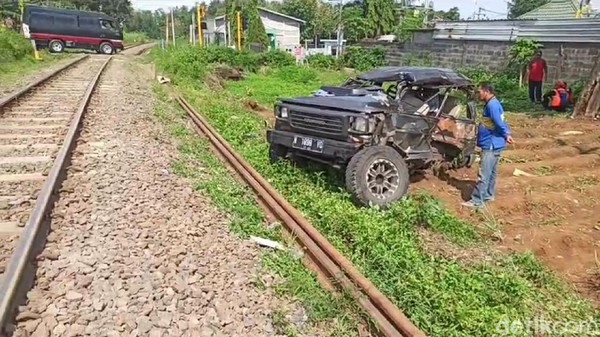 Kereta Api Tabrak Mobil, Satu Keluarga Tewas Akibat Supir Kurang Hati-Hati
