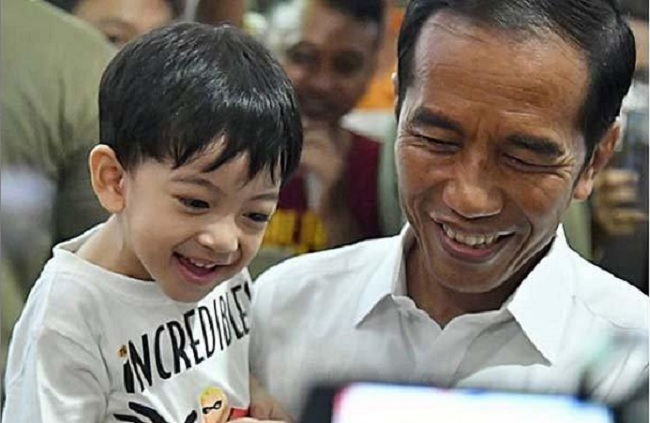 Jokowi Video Call dengan Kedua Cucunya, Netizen Malah Salah Fokus ke Ini