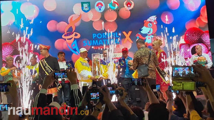 Riau Pertahankan Juara Umum Porwil untuk Kedua Kalinya, Wagubri Edy Natar Terima Piala Bergilir 
