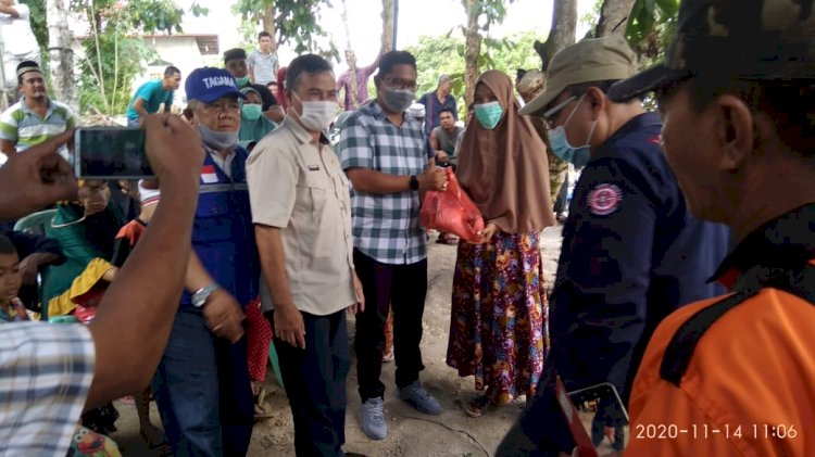 Pemkab Rohil Serahkan Bantuan Jaminan Hidup Kepada 13 KK Korban Banjir Bandang