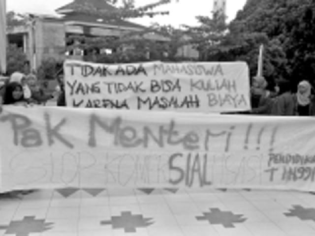 Menristek Dikti Disambut Demo  di Unand Padang