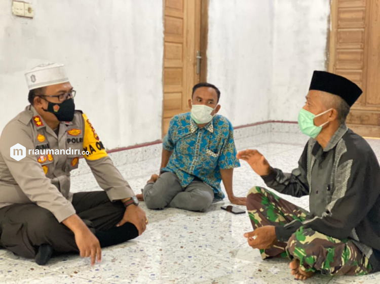 Kapolres Siak Kunjungi Rumah Ayah Sertu Bah Yoto Eki Setiawan Kru KRI Nanggala-402