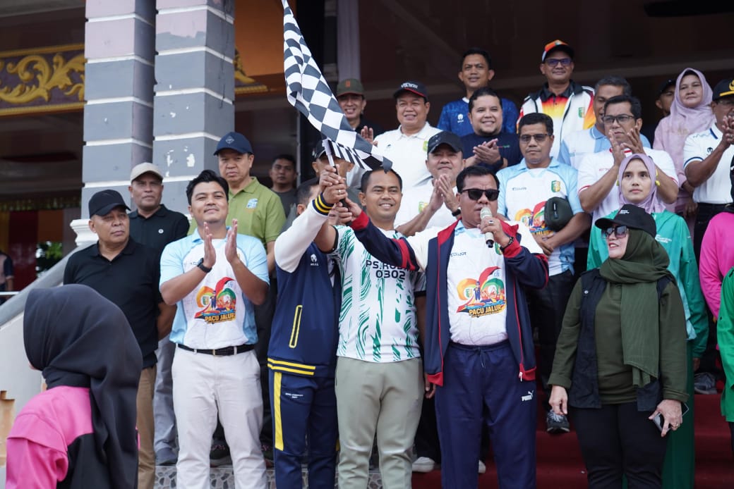 Bupati Suhardiman Lepas Peserta Gerak Jalan Santai HUT ke-26 Kuansing