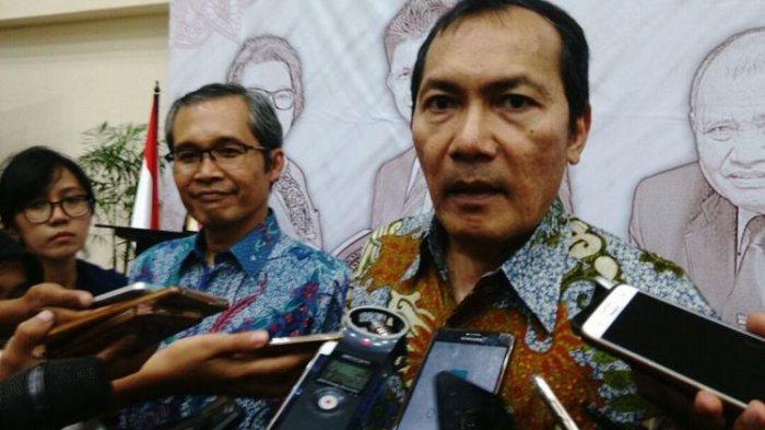 Saut Situmorang Ingin Peluk Jokowi di Hari Antikorupsi