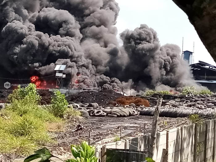 Pabrik Ban Bekas di Pekanbaru Terbakar, Terdengar Ledakan Dua Kali