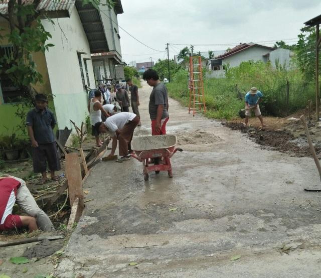 Hadapi Musim Penghujan, Warga Arbes Goro dan Perbaiki Fasum Secara Swadaya