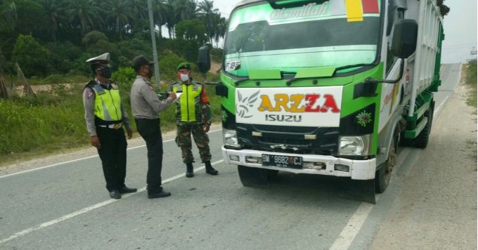 Babinsa Koramil 03/Siak: Kegiatan Pengecekan Pengendara Untuk Cegah Penyebaran Covid-19