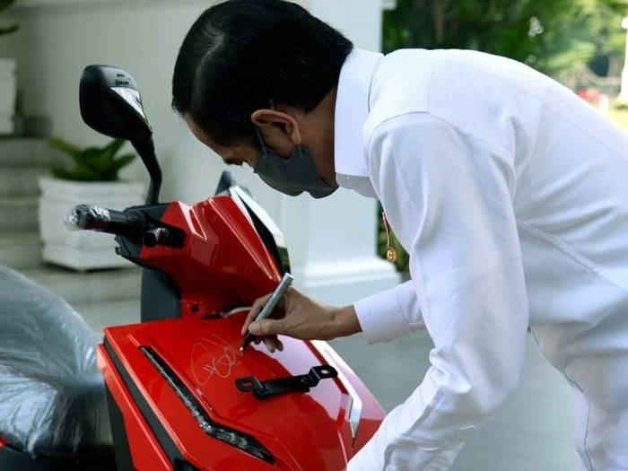 Pemenang Sebelumnya Tak Sanggup Bayar, Motor Listrik Jokowi Dilelang Kembali