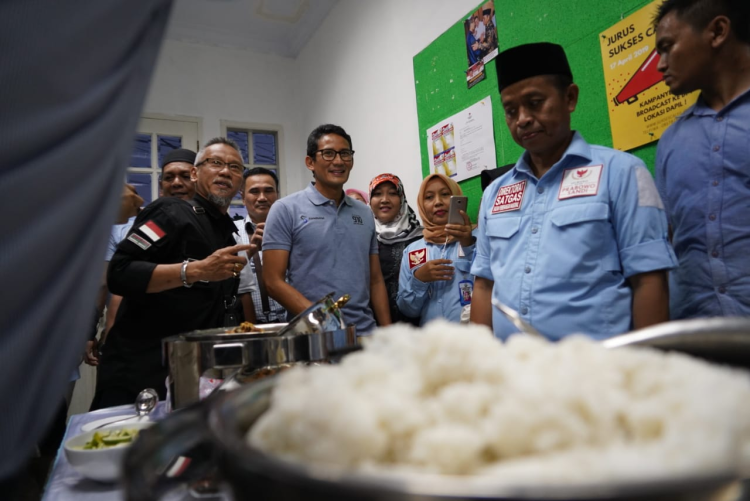 Sandi Cek Kandungan Gizi di Dapur Relawan Pengawal Suara 02