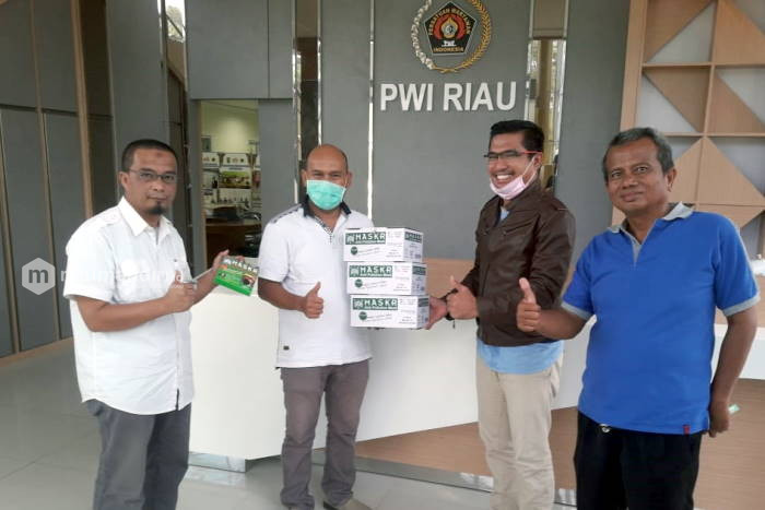 Upaya Cegah Corona, PGN Serahkan Bantuan Masker ke PWI Riau
