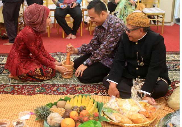 Calon Mempelai Gelar Prosesi Adat Sunda