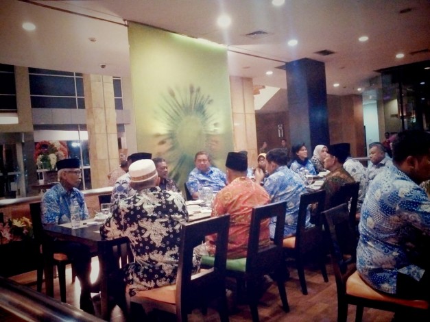 Warga Pacitan di Pekanbaru Makan Malam dan Antre Foto Bersama SBY