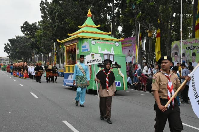 Kampar Tampilkan Kebesaran Singgasana Raja Kampa pada Pawai Taaruf MTQ Riau