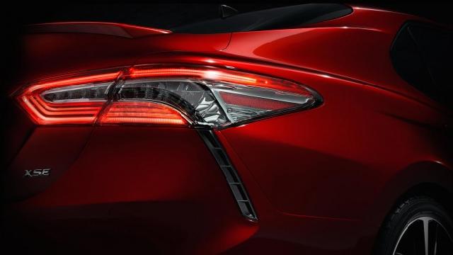 Toyota Menguak Bentuk Lampu Belakang Camry 2018
