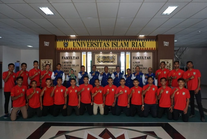 Rektor Syafrinaldi Lepas PS UIR Berlaga di Piala Menpora RI