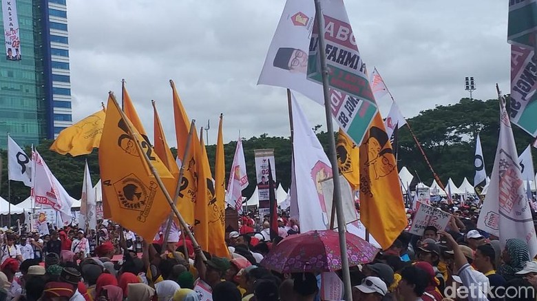 Bendera Golkar Berkibar di Kampanye Akbar Prabowo di Makassar