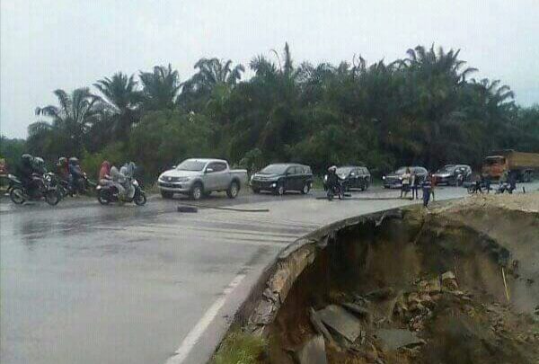 Jalan di Km 70 Kandis-Duri Amblas, Lalu Lintas dari Dua Arah Dialihkan