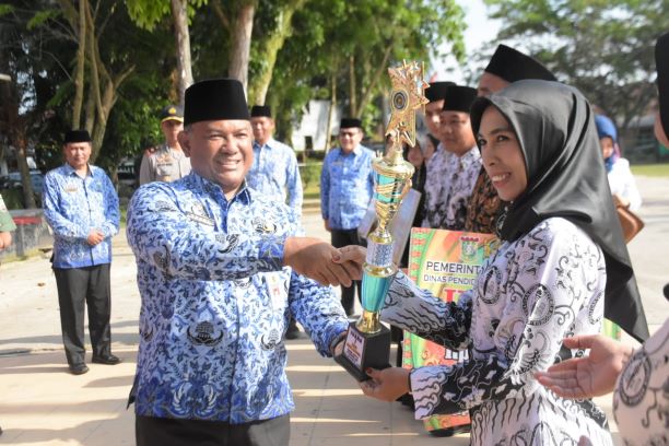 Sempena Hardiknas, Pemkab Kampar Berikan Penghargaan kepada Guru Berprestasi