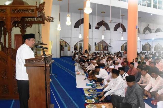 Bupati Bengkalis dan Dandim Salat Tarawih Perdana di Arafah