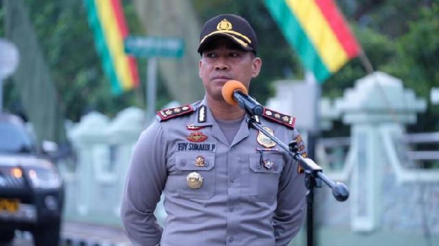 Sambut Ramadan, Wakapolresta Pekanbaru dan Warga Bersih-Bersih Masjid