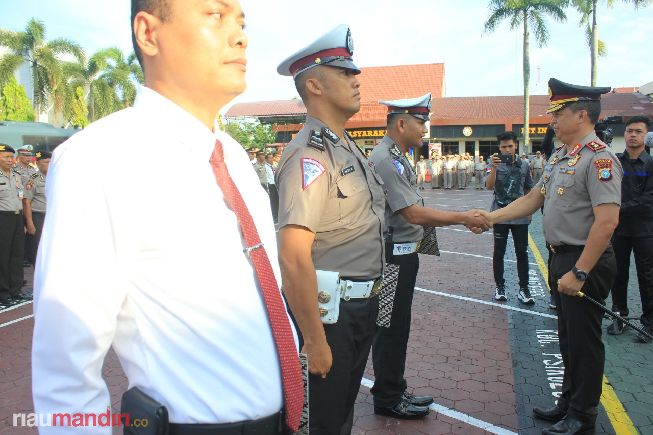 Kapolda Riau Berikan Penghargaan kepada 18 Personel Berprestasi